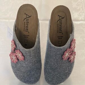 Autenti gray with pink flowers clog. Never worn. Size EU 39